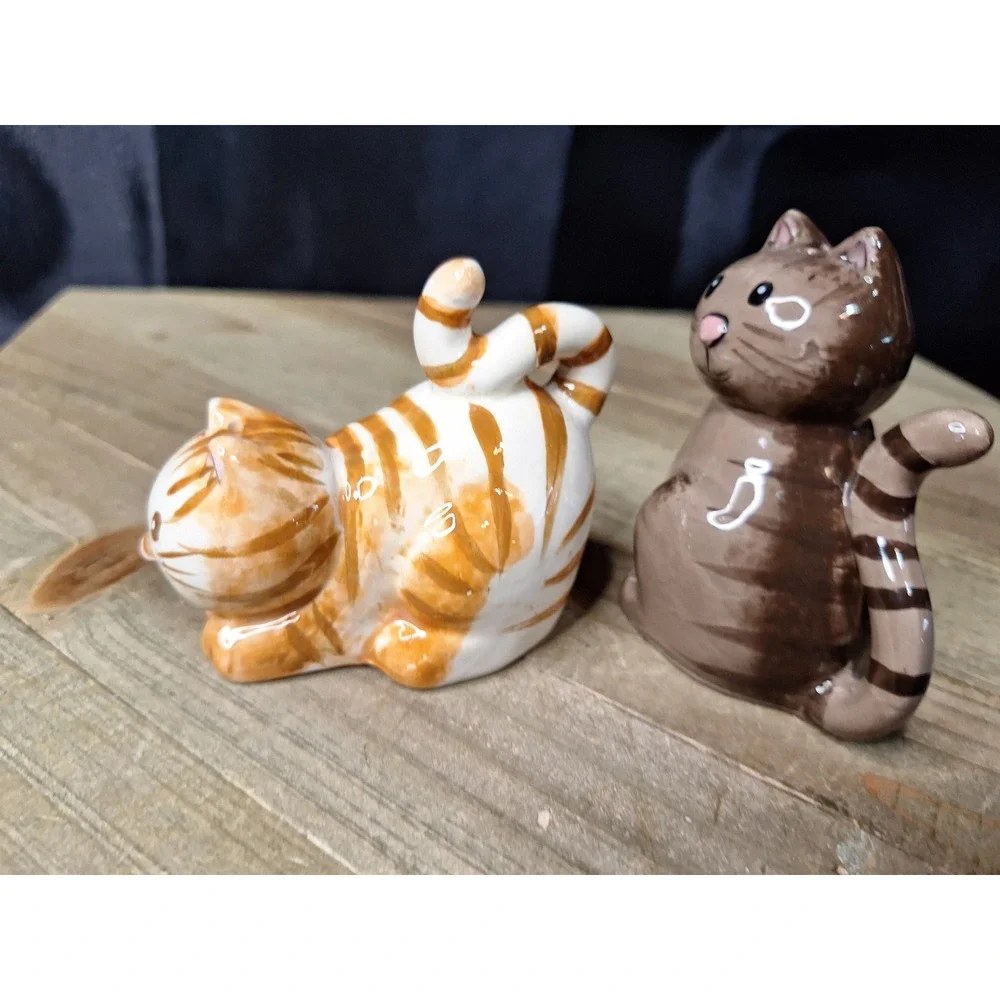 Boston Warehouse Sitting Pretty Cat Salt and Pepper Shaker Set